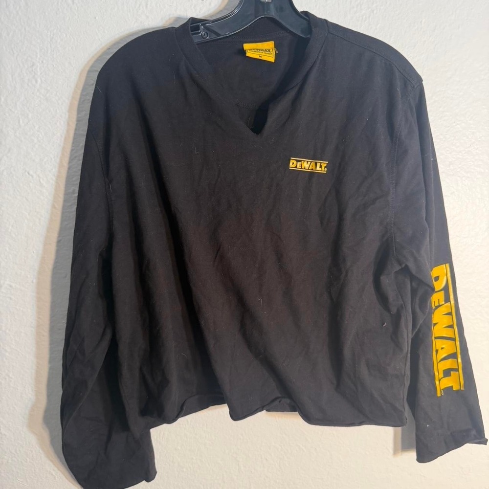 DeWalt black cut & cropped sleeve shirt with yellow logo, size M
